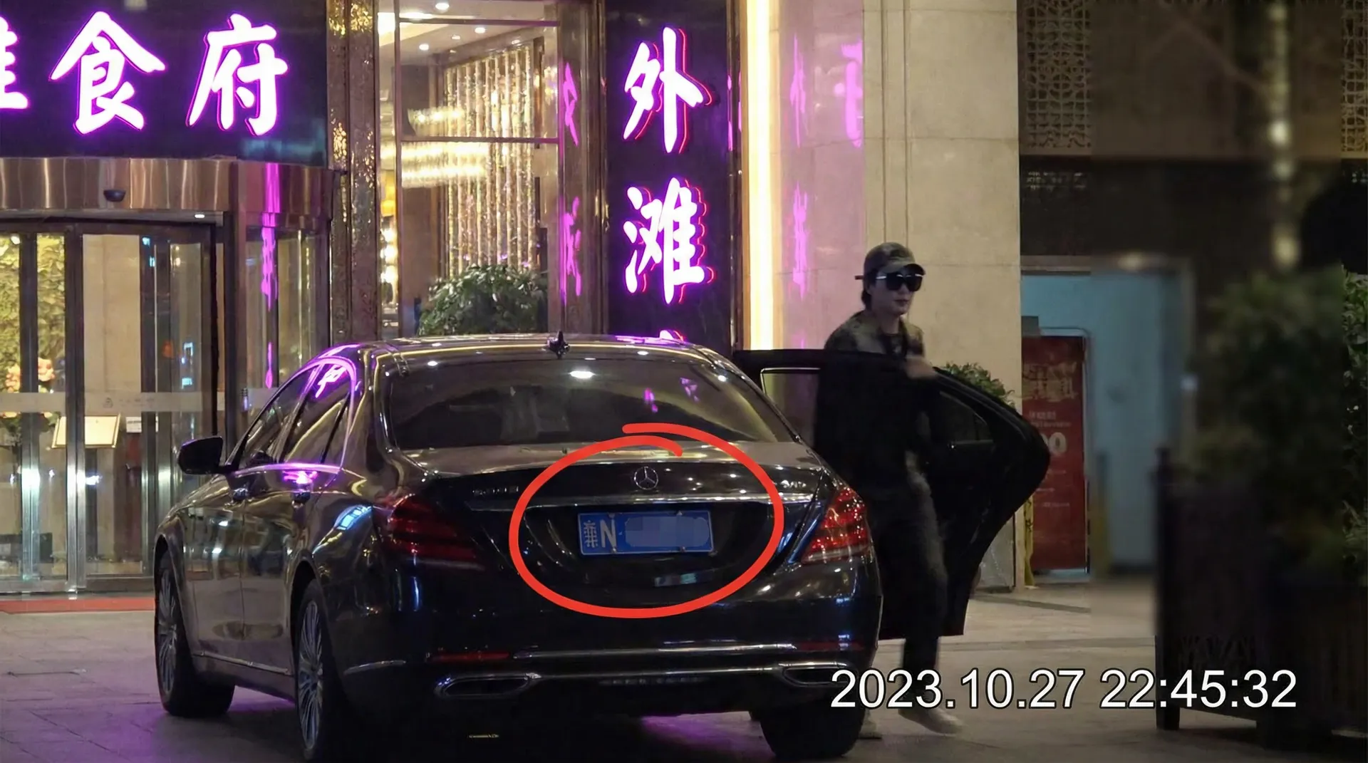 雅博体育网址 - 豪车餐厅外被拍